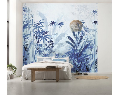 Schlafzimmer mit Bett und Wandbild mit Dschungelmotiv