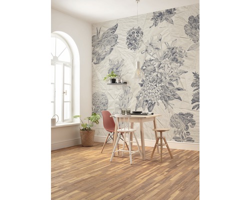 Esszimmer mit Esstisch, Stühlen und floraler Tapete