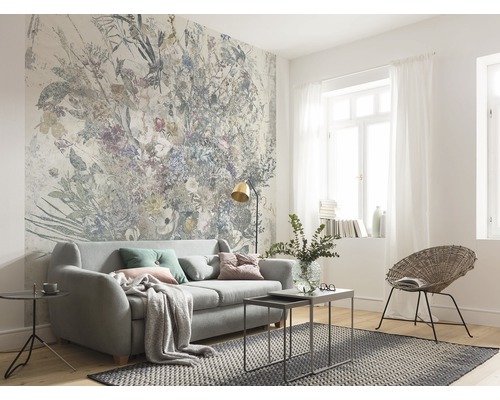 Wohnzimmer mit Fototapete mit Blumenmuster, Sofa und Teppich