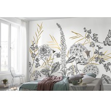 Chambre avec un papier peint à motifs floraux noirs et dorés