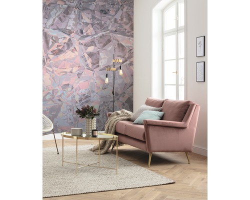 Salon avec canapé, table et papier peint décoratif à motif de cristaux