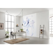 Bureau moderne avec grande fenêtre, bureau, échelle décorative et papier peint photo avec motif floral