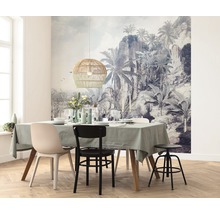 Esszimmer mit Esstisch, Stühlen, Hängelampe aus Rattan und tropischer Fototapete.