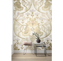 Dekoratives Zimmer mit floral gemusterter Tapete, Stuhl und Beistelltisch
