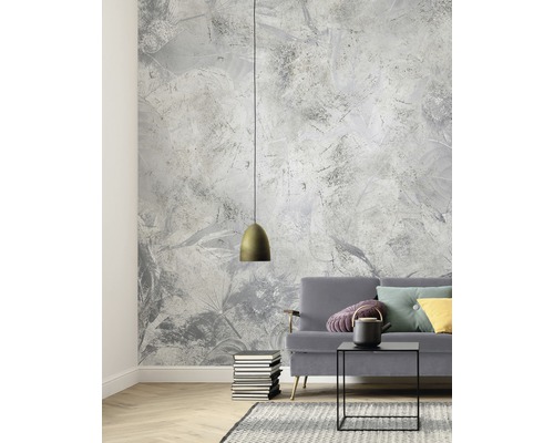 Salon avec papier peint à motifs, suspension, canapé, table et tapis