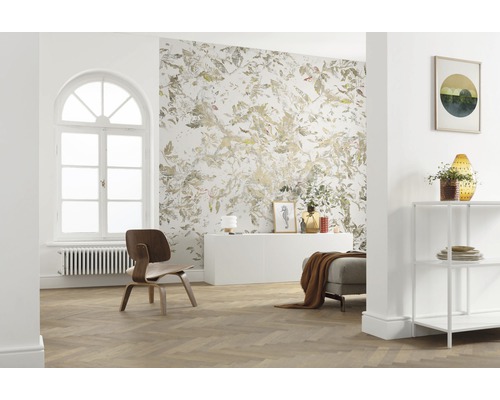 Pièce lumineuse avec papier peint à motifs, siège et étagère