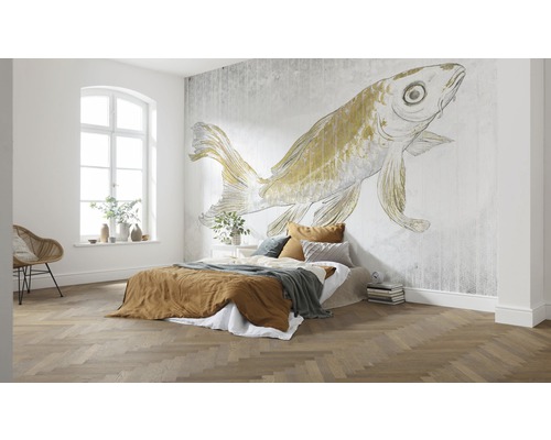 Schlafzimmer mit gemusterter Tapete, Bett und Holzboden