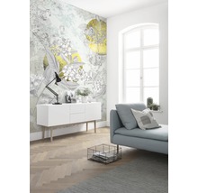 Salon avec papier peint à motifs, canapé et commode
