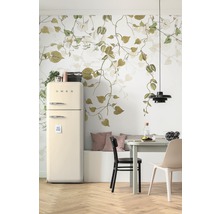 Heller Wohnraum mit Kühlschrank, Tisch und floraler Wandtapete