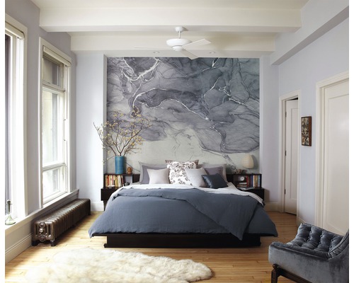 Chambre à coucher avec lit, tables de chevet, décoration et papier peint à motifs