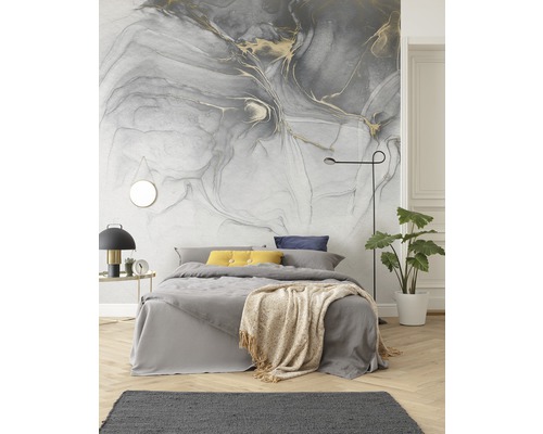 Chambre avec lit, tapis et revêtement mural à motif de marbre