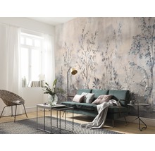 Salon avec papier peint à motifs floraux, canapé et fauteuil