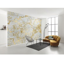 Wohnraum mit grauer Tapete mit Goldmuster, Stuhl, Couch und Tisch