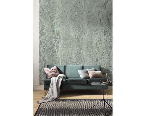 Salon avec canapé, tapis et papier peint à motif abstrait