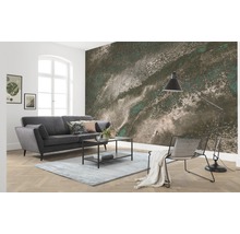 Wohnzimmer mit grauer Couch, Tisch, Lampe und Fototapete mit abstraktem Muster