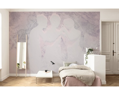 Schlafzimmer mit Bett, Spiegel und Fototapete mit Frauendarstellung