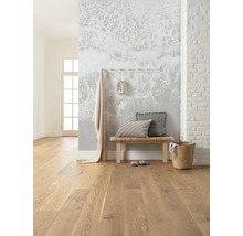 Pièce lumineuse avec parquet, banc, coussins et décoration murale
