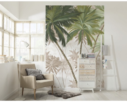 Salon avec fauteuil, commode et papier peint à palmiers pour une atmosphère claire et organisée.