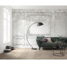 Helles Wohnzimmer mit Zierrahmen-Tapete, Sofa, Stehlampe und Holzboden