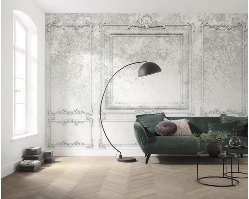 Helles Wohnzimmer mit Zierrahmen-Tapete, Sofa, Stehlampe und Holzboden