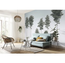 Wohnzimmer mit Sofa, Sessel, Lampe und Fototapete