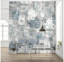Pièce lumineuse avec papier peint représentant des théières et des tasses, ainsi que des chaises et une table