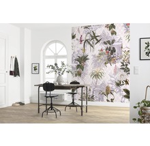 Ein heller Raum mit einem Tisch, Stühlen und einer Wand mit botanischer Tapete.