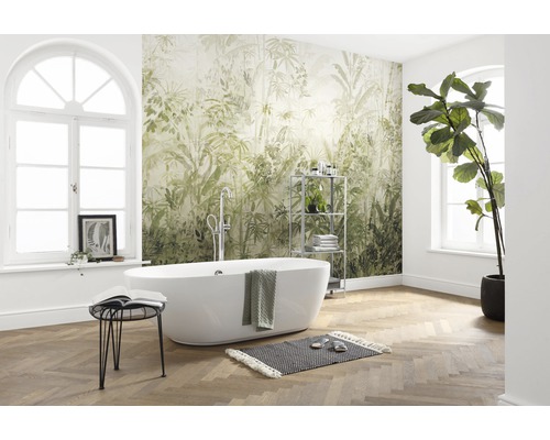 Badezimmer mit Badewanne, Regal und Dschungeltapete für eine helle und geräumige Atmosphäre