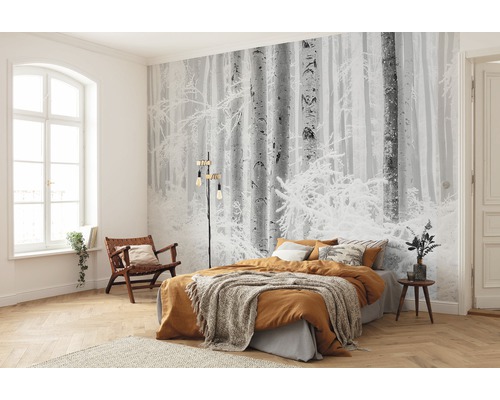 Schlafzimmer mit Fototapete Winterwald, Bett und Holzboden