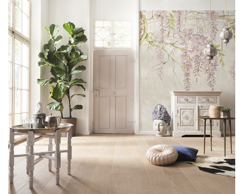 Heller Raum mit Feigenbaum, Tisch, Dekoration und einer Wand mit Blumenmuster