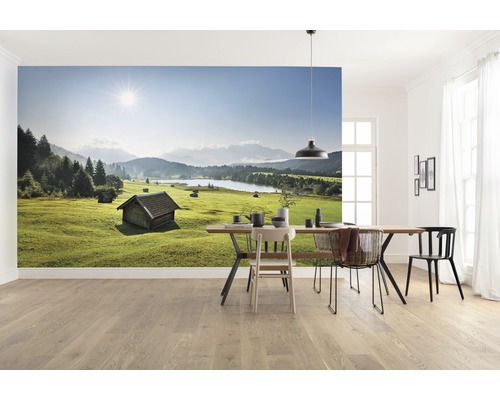 Pièce lumineuse avec papier peint photo d''un paysage de montagnes et de lac