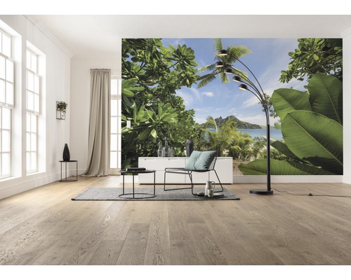 Wohnzimmer mit Fototapete eines tropischen Strandes, Stuhl und Stehlampe