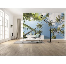 Wohnzimmer mit Fototapete mit Palmenmotiv, Stehlampe, Sessel und Tisch