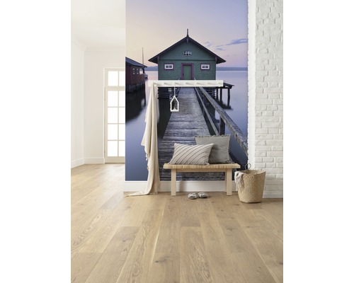 Innenraum mit Holzboden, Bank und Fototapete mit Seehausmotiv