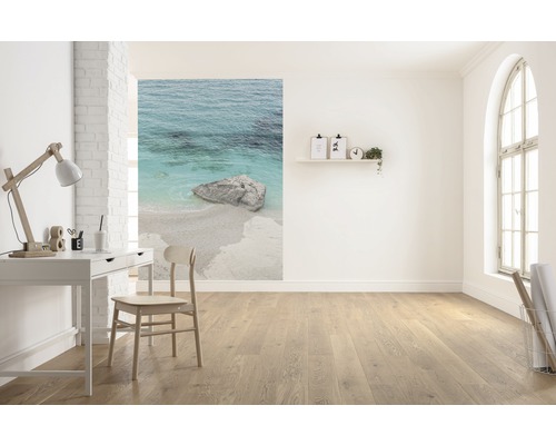 Heller Raum mit Schreibtisch, Stuhl und Fototapete mit Strandmotiv