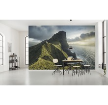 Wohnraum mit Fototapete einer Berglandschaft am Meer