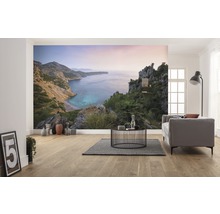 Wohnzimmer mit Fototapete einer Küstenlandschaft