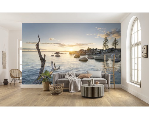 Wohnzimmer mit Fototapete, die einen See bei Sonnenuntergang zeigt