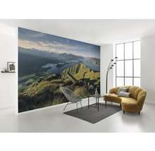 Salon avec papier peint photo paysage de montagne, canapé, fauteuil et tapis