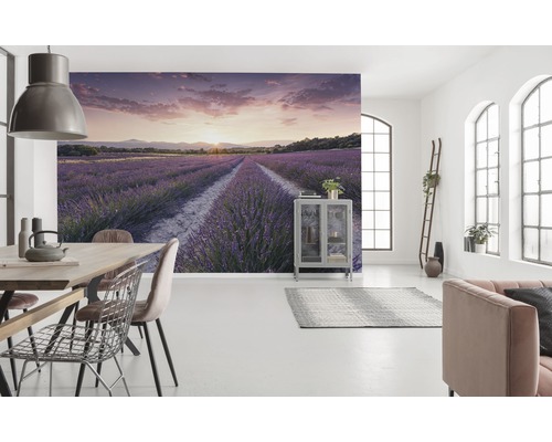 Helles Wohnzimmer mit Wandbild eines Lavendelfeldes bei Sonnenuntergang, Esstisch und Sofa