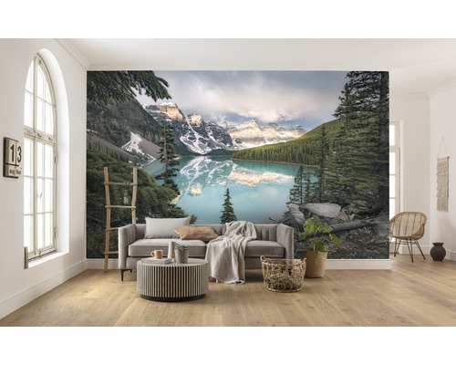 Wohnraum mit Fototapete, die einen Bergsee und eine Berglandschaft zeigt