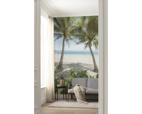 Salon avec papier peint photo représentant une plage et des palmiers