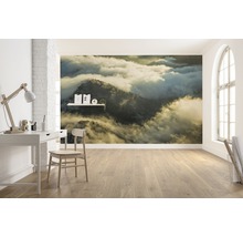 Heller Raum mit Schreibtisch, Stuhl und Fototapete mit Wolkenmotiv
