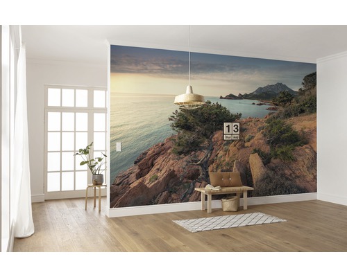 Décoration murale avec papier peint photo d''un paysage côtier dans une pièce lumineuse.
