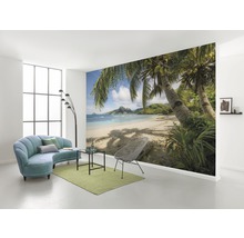 Wohnraum mit Fototapete mit Strandmotiv, Sofa, Sessel und Teppich
