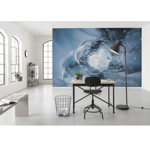 Un bureau lumineux avec un bureau, une chaise et un papier peint photo sur le thème d''une grotte de glace.
