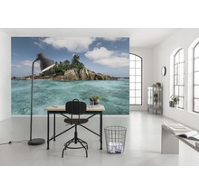 Heller Raum mit einem Schreibtisch, einem Stuhl und einer Fototapete mit einer tropischen Insel