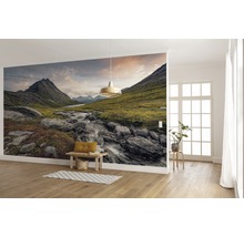 Wohnraum mit Fototapete eines Berglandschaftsbildes