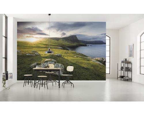 Espace de vie avec papier peint photo d''un paysage côtier, table à manger et chaises