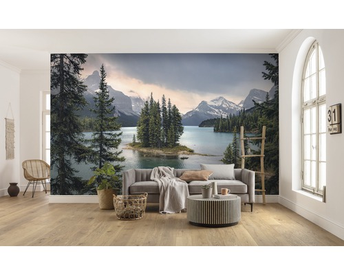 Wohnzimmer mit Fototapete, die einen See, Berge und Bäume zeigt